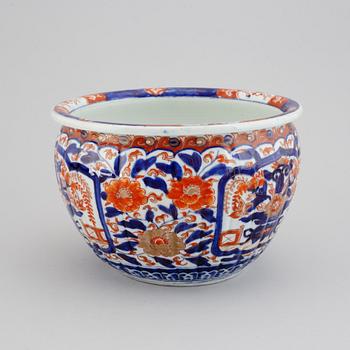 An imari flower pot, Japan, Meiji (1868-1912).