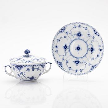 Royal Copenhagen, Buljongkoppar med lock och fat, 10 st, samt 3 buljongkoppar utan lock, porslin, "Musselmalet halvblond", Danmark.