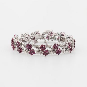 ARMBAND, med fasettslipade rubiner och åttkantslipade diamanter.