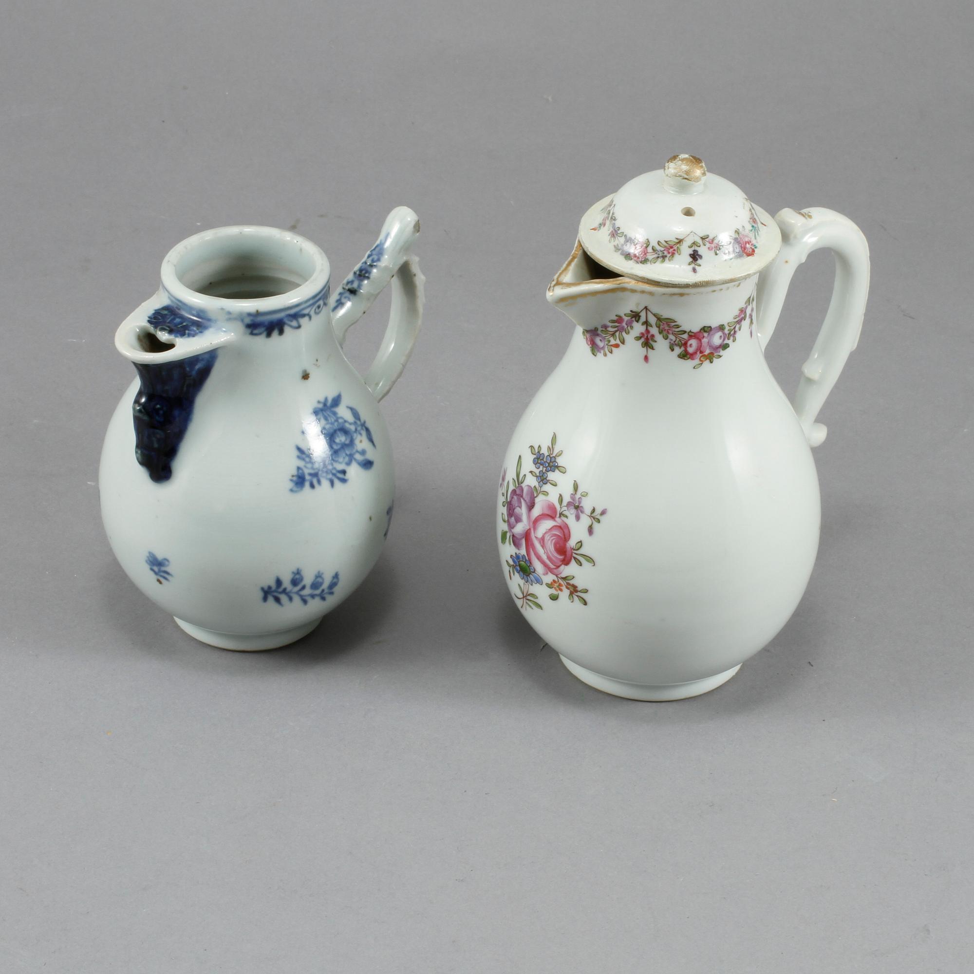 CHOKLADKANNOR, 2 st, porslin, Kina, 1700-tal.