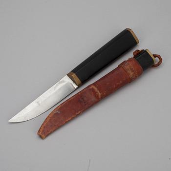 PUUKKO-KNIVAR, 2 st, rostfritt stål, nylon och mässing, Tapio Wirkkala, Hackman Finland, formgiven 1961.