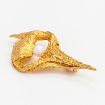 Helky Juvonen, brosch, 14K guld och odlad pärla, Westerback, Helsingfors 1972.