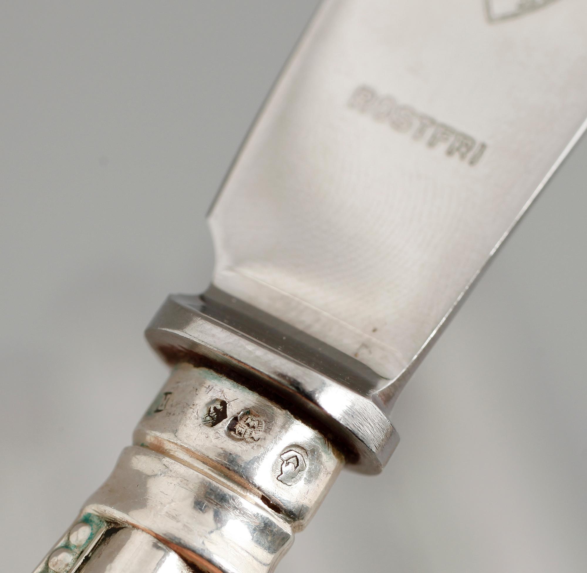 BESTICK, 24 delar snarlika, silver, bl a CG Hallberg, Stockholm, 1917. Vikt med stålblad ca 906 gram.