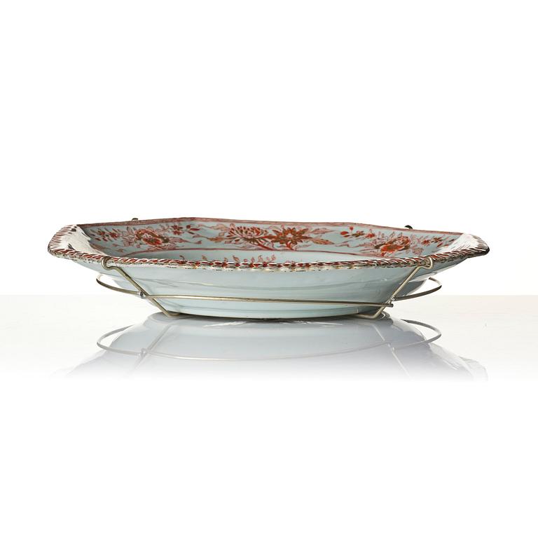 A large iron red decorated 'pie-crust' dish, Qing dynasty, Kangxi (1662-1722).