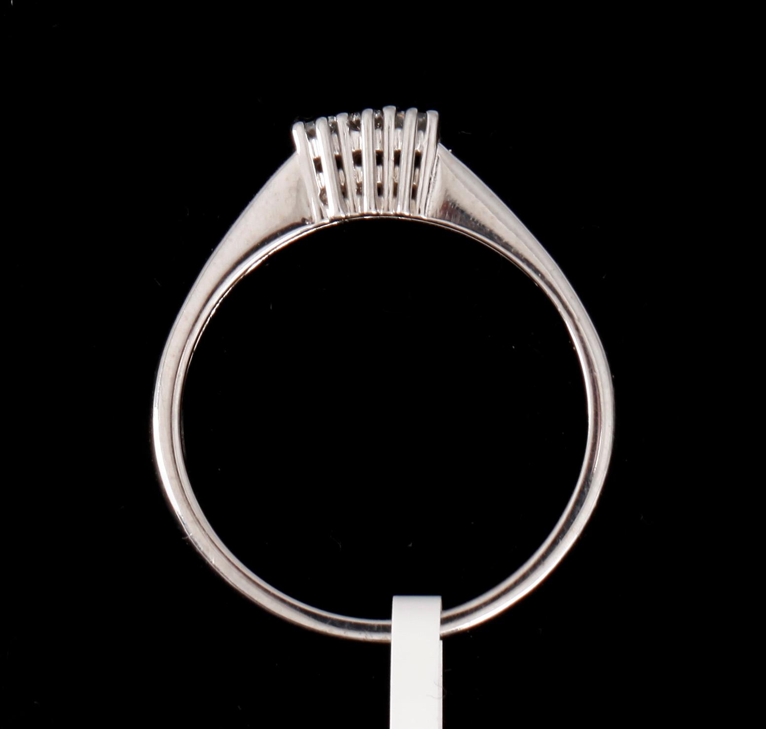 RING, 14k vitguld med diamanter tot 0,10ct. Vikt ca 2,0 gram.