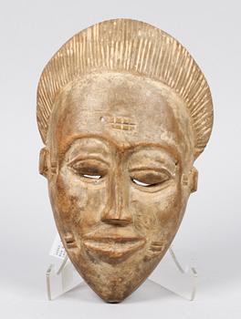 MASKER, 3 st, trä, Afrika, bla Senegal och Elfenbenskusten, 1900-tal.