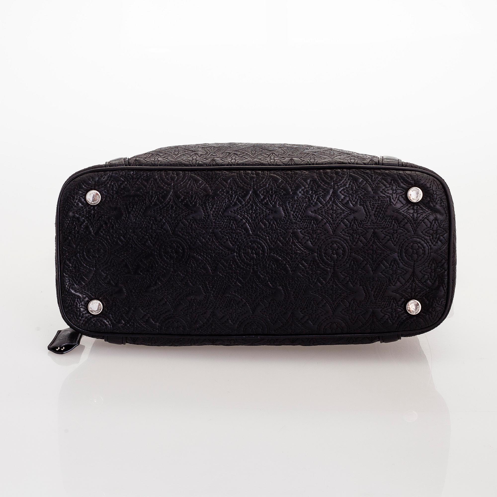 Louis Vuitton, an 'Antheia Leather Ixia MM' Bag.