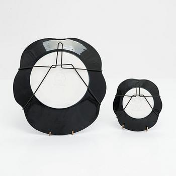 Birger Kaipiainen, dekorationsfat, 2 st, "Viola", stämpelmärkta, Arabia, 1900-talets slut.