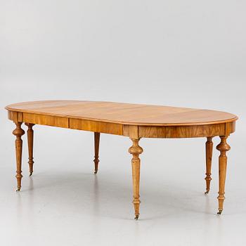A late 19th century dining table.