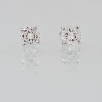 ÖRHÄNGEN, 18K vitguld med briljantslipade diamanter ca 0.67 ct. Vikt  1,6 gram.