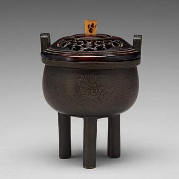 587. A bronze censer, Qing dynasty, 19th Century.