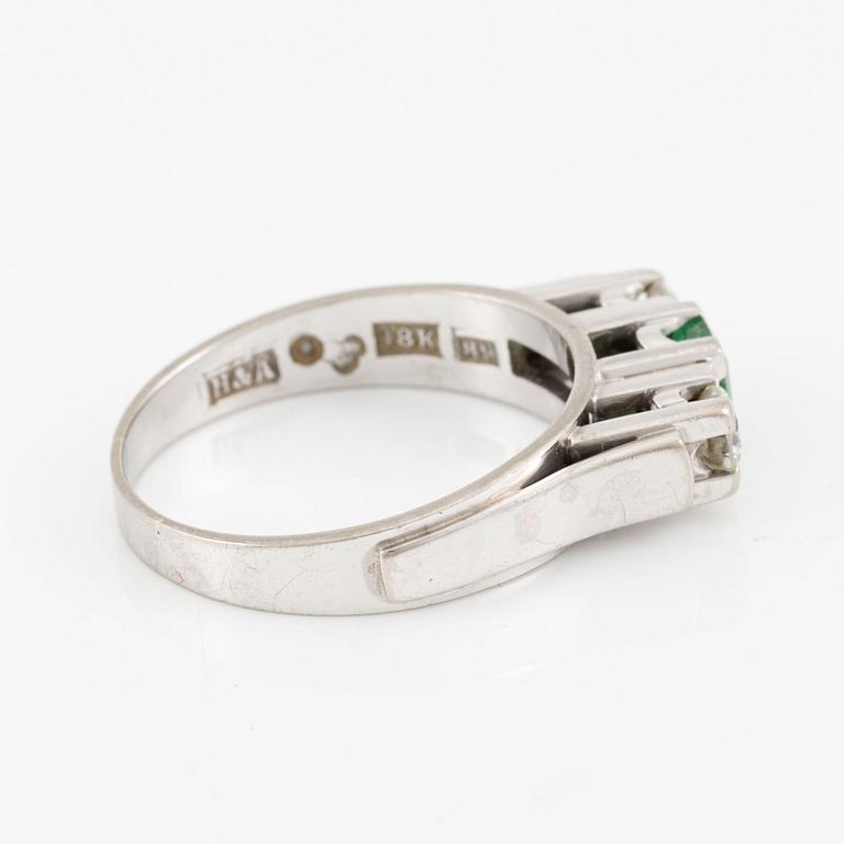 Ring in 18K white gold set with a step-cut emerald and round brilliant-cut diamonds.