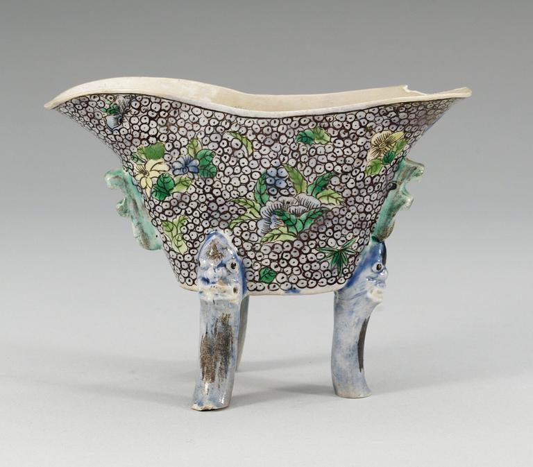 TRIPOD, porslin. Qing dynastin, Kangxi (1662-1722).