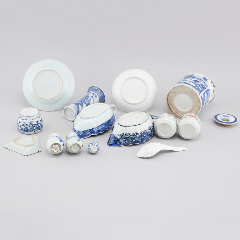 15 pieces of porcelain tableware from Asia, 18th to 20th century.