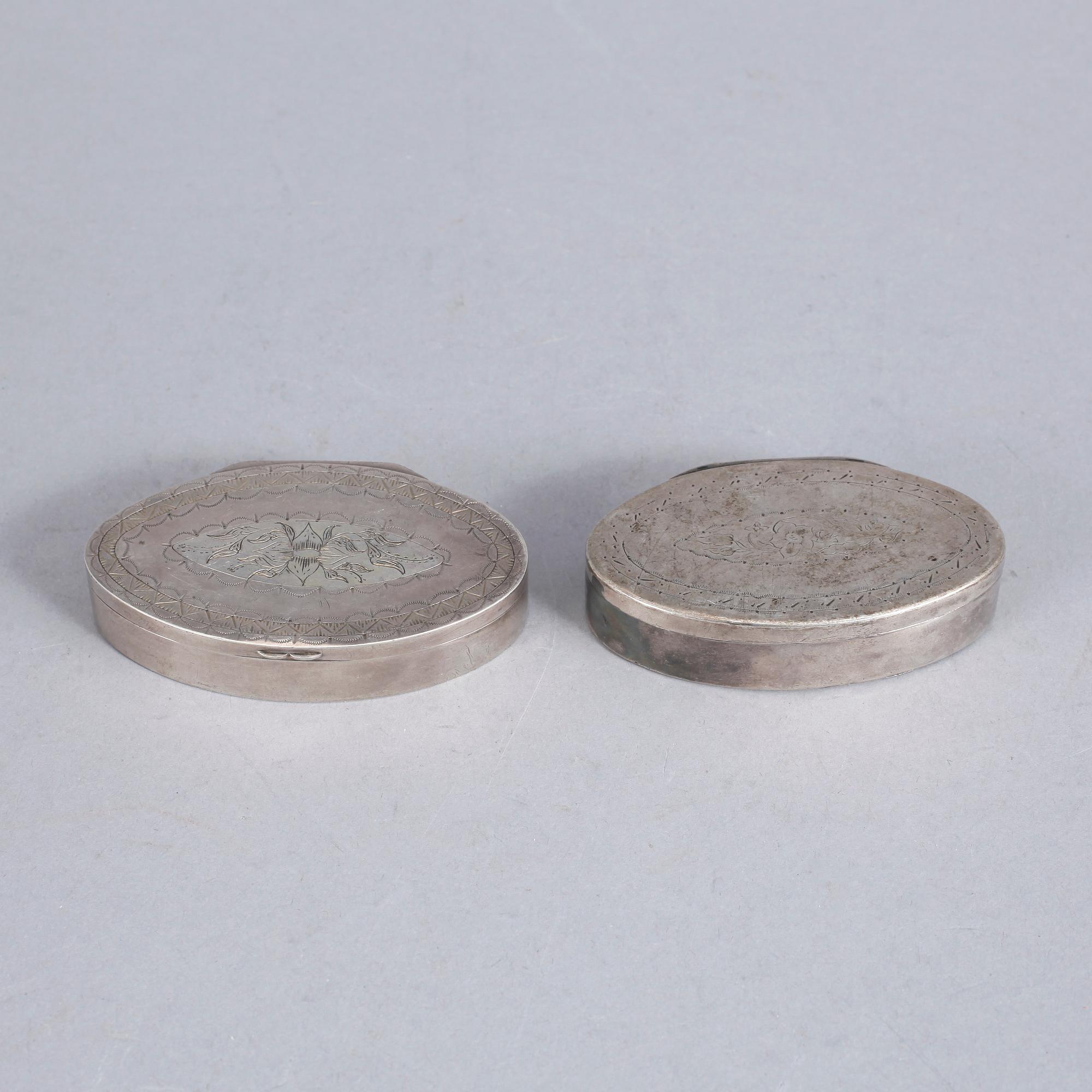 SNUSDOSOR, 2 st, silver, August W. Ahnström resp Johan F. Löfgren, Växjö 1848 resp Karlskrona 1851. Tot ca 77 gram.