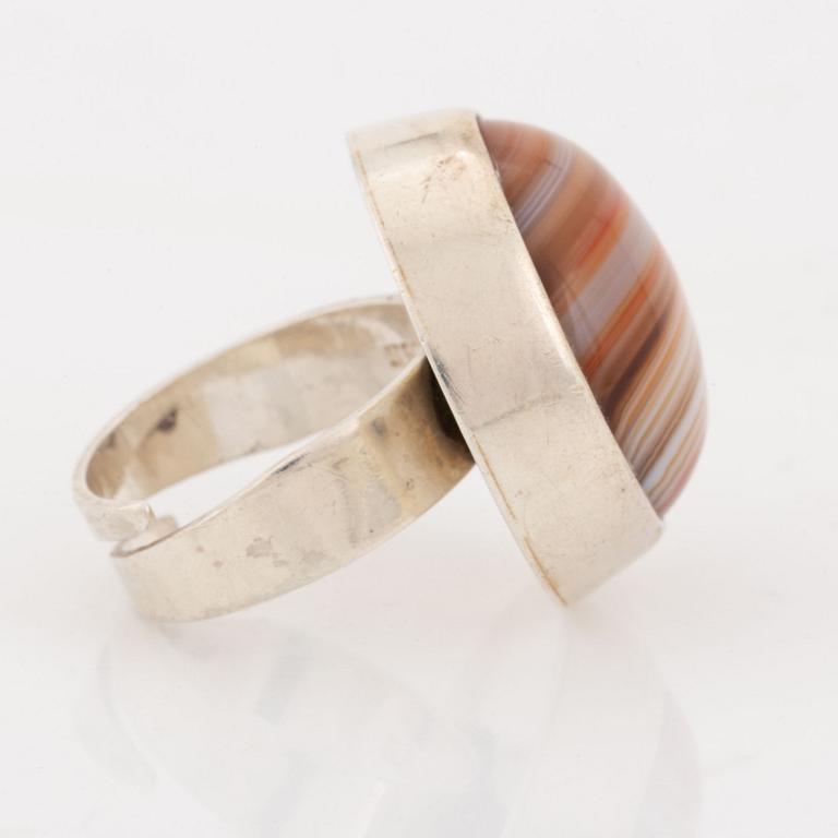 A silver and agate ring, Bengt Hallberg.