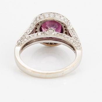 Max Prus ring 18K vitguld med en fasettslipad rosa safir och runda briljantslipade diamanter.
