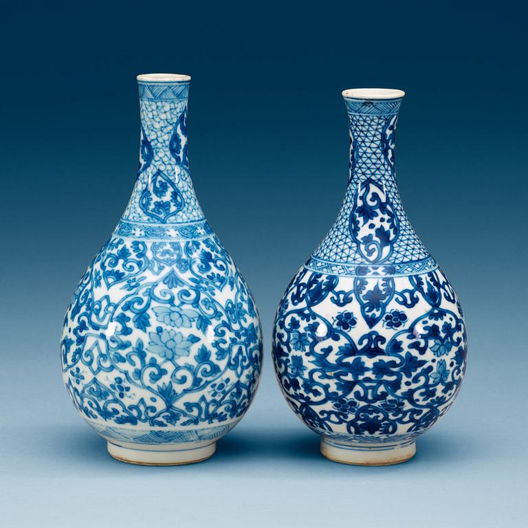 VASER, två stycken, porslin. Qing dynastin, 1700-tal.