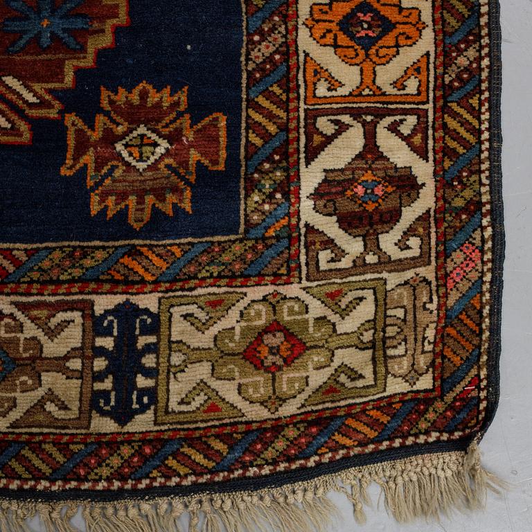 A rug, a semi-antique Shirvan, ca 196,5-201,5 x 117-122 cm.