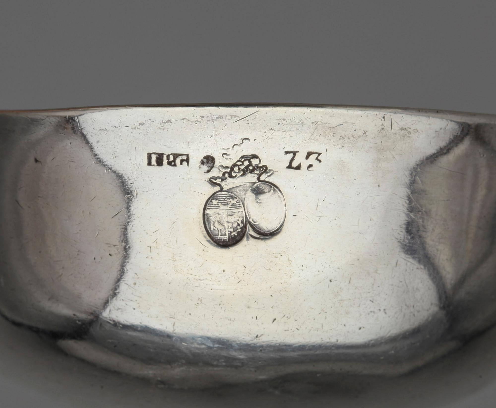 SLEV samt ASSIETT, silver, slev tillverkad av Johan Petter Grönvall, Stockholm, 1830. 1800-tal. Totalvikt ca 283 gram.