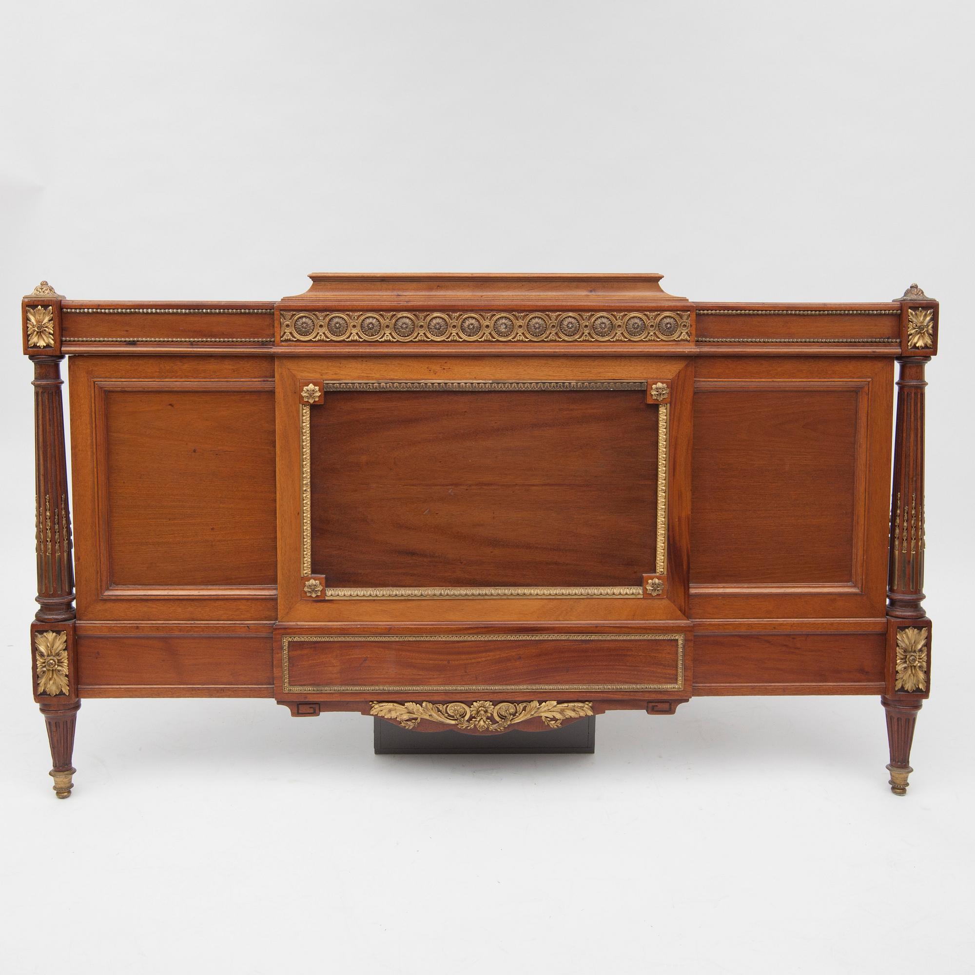 SÄNG, Louis XVI-stil, 1900-talets första hälft.