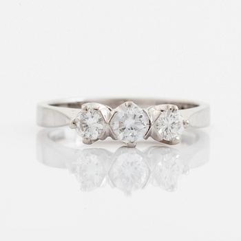 Ring, 18K vitguld med tre briljantslipade diamanter, totalt 0,50 ct.