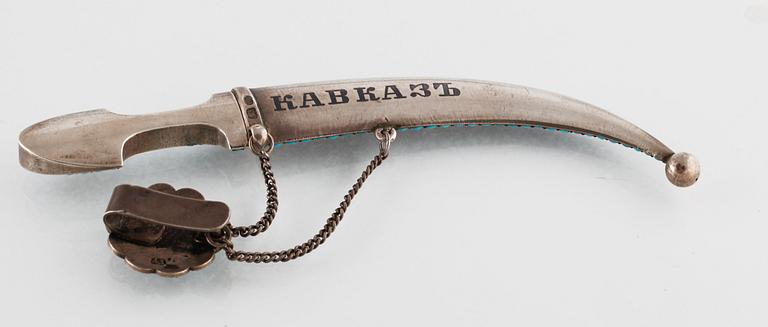 DRÄKTKNIV, silver och sten, Moskva, 1800-talets slut, total vikt 42 gram.