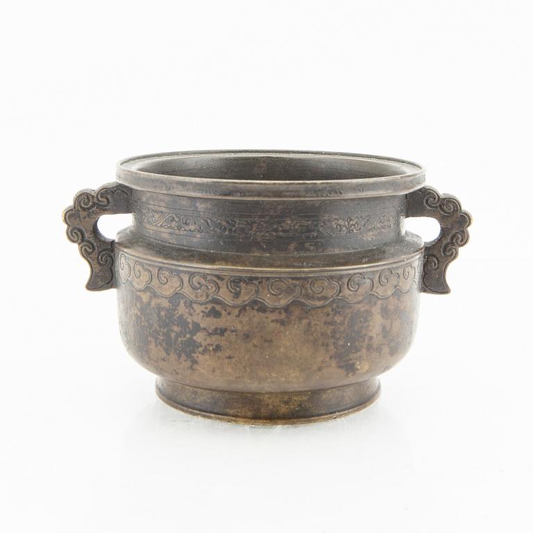 A bronze censer, Japan turn of the Century 1900.