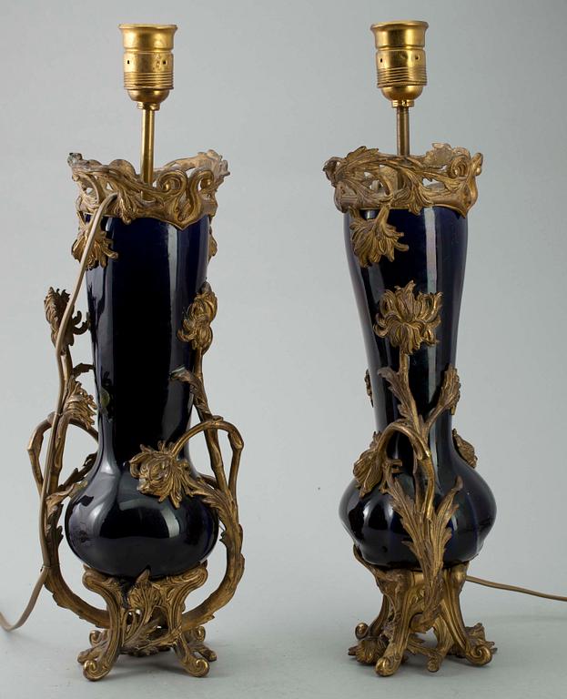 MALJAKOITA/PÖYTÄVALAISIMIA, pari, posliinia ja metallia, vuosisadanvaihde 1800/1900.