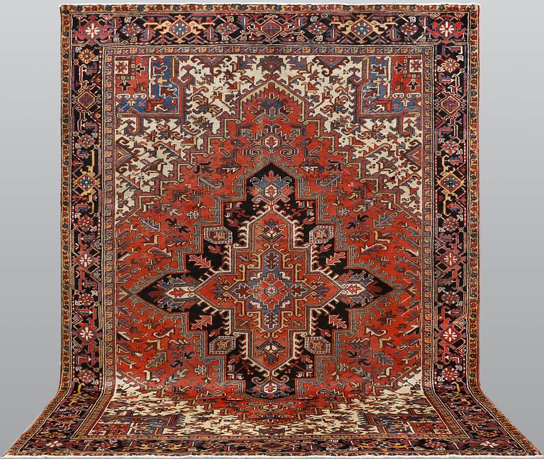 A Heriz / Gorovan carpet, ca 340 x 252 cm.