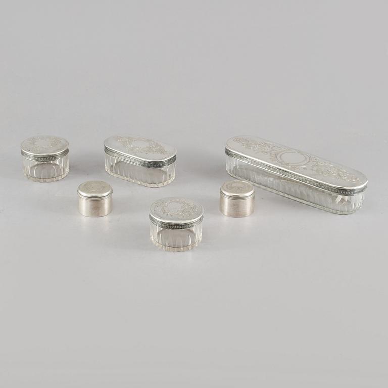 TOILETTGARNITYR, 6 delar, silver och glas, KGM, Uppsala, 1885 och 1888. Silvervikt 264 g.