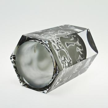 An Olle Alberius ariel 'Enhörning/The unicorn' glass vase, Orrefors Gallery 1988.