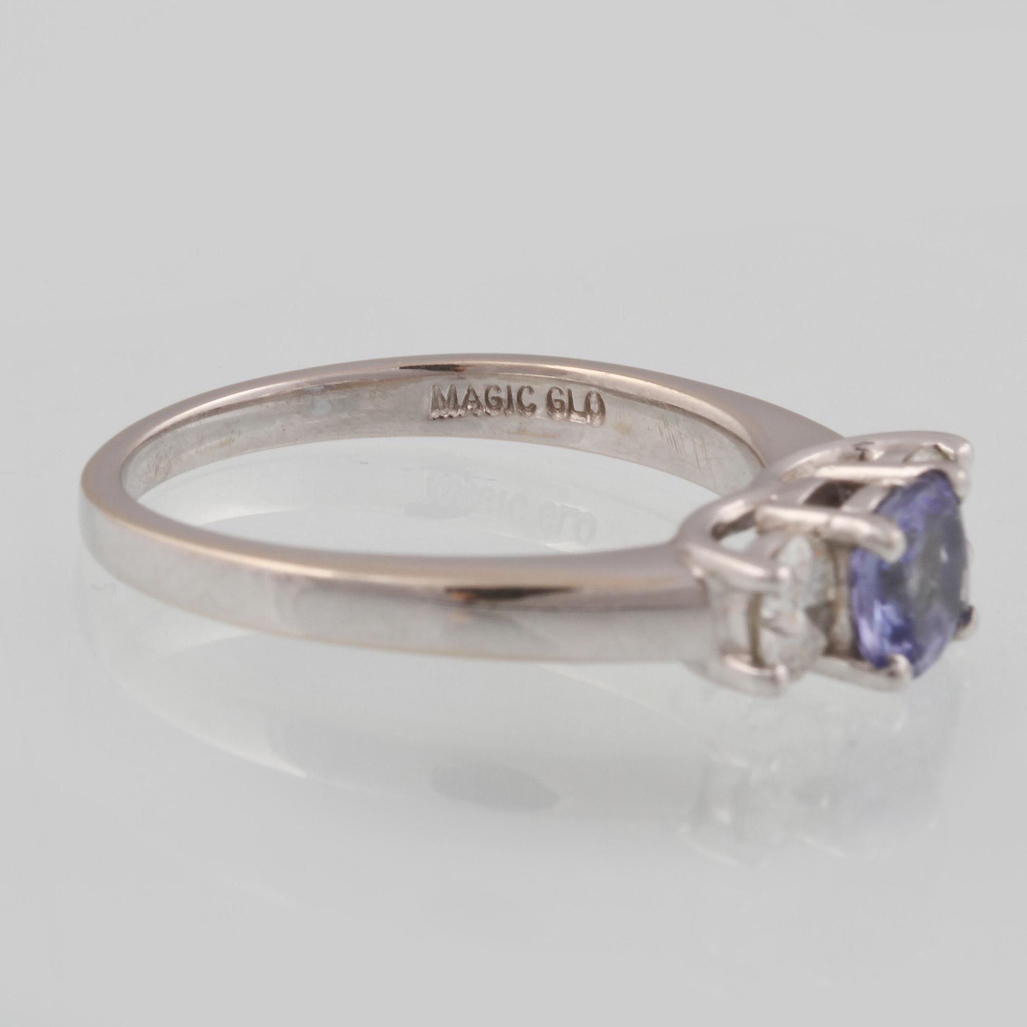 RING, 14K vitguld och platina med fasettslipad tanzanit samt 2 briljantslipade diamanter ca 0.50 ct. Vikt 4,1 gram.