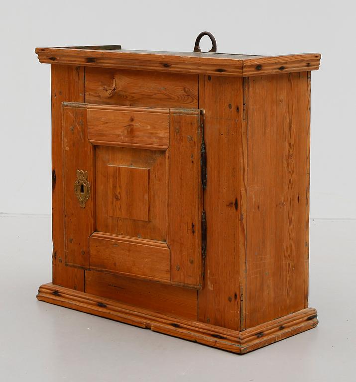 HÄNGSKÅP, allmoge, 1800-talets första hälft.