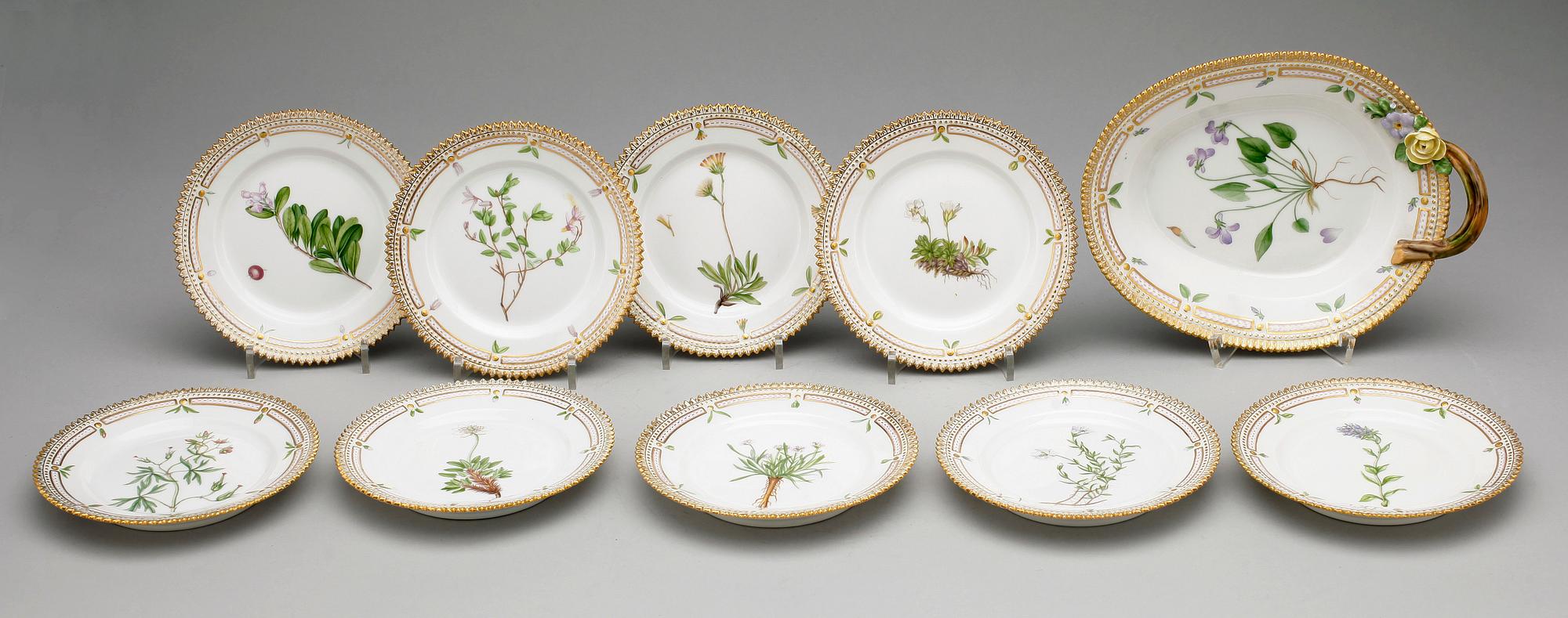 UPPLÄGGNINGSFAT SAMT 9 ASSIETTER, porslin, "Flora Danica", Royal Copenhagen.
