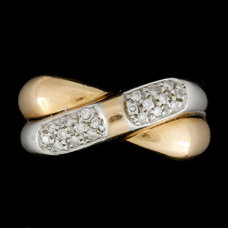 RING, 18k tvåfärgat guld med små diamanter. Vikt 6,5g.
