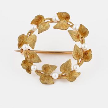 BROSCH, 14K guld med 8 odlade pärlor. Vikt 3,1 gram.