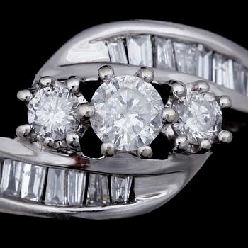 RING, 10k vitguld, 3 briljantslipade diamanter o ca25 små baguettslipade diamanter, tot ca1,33ct. Tot vikt ca 3,6g.