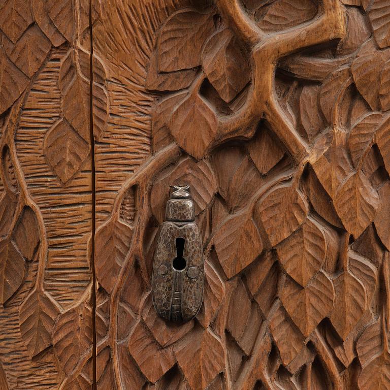 Jugend, hörnskåp, skulpterad björk, Sverige, tidigt 1900-tal.
