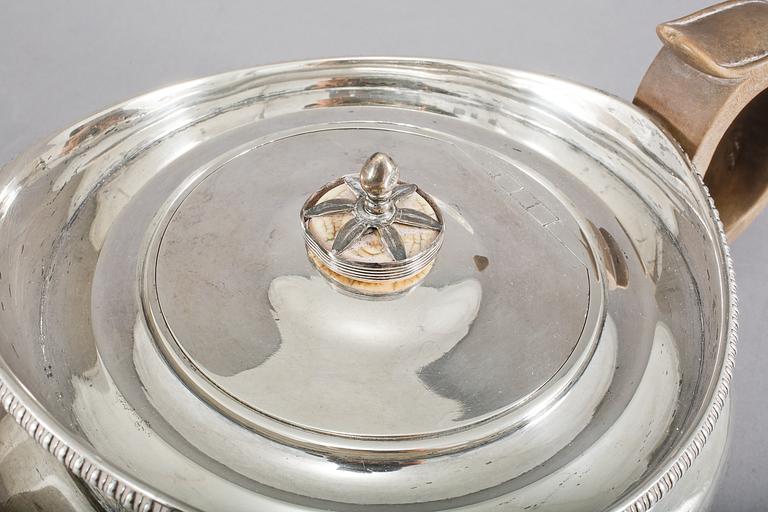 TEKANNA, silver, London, oidentiferad mästarstämpel, 1807, vikt 777 g.