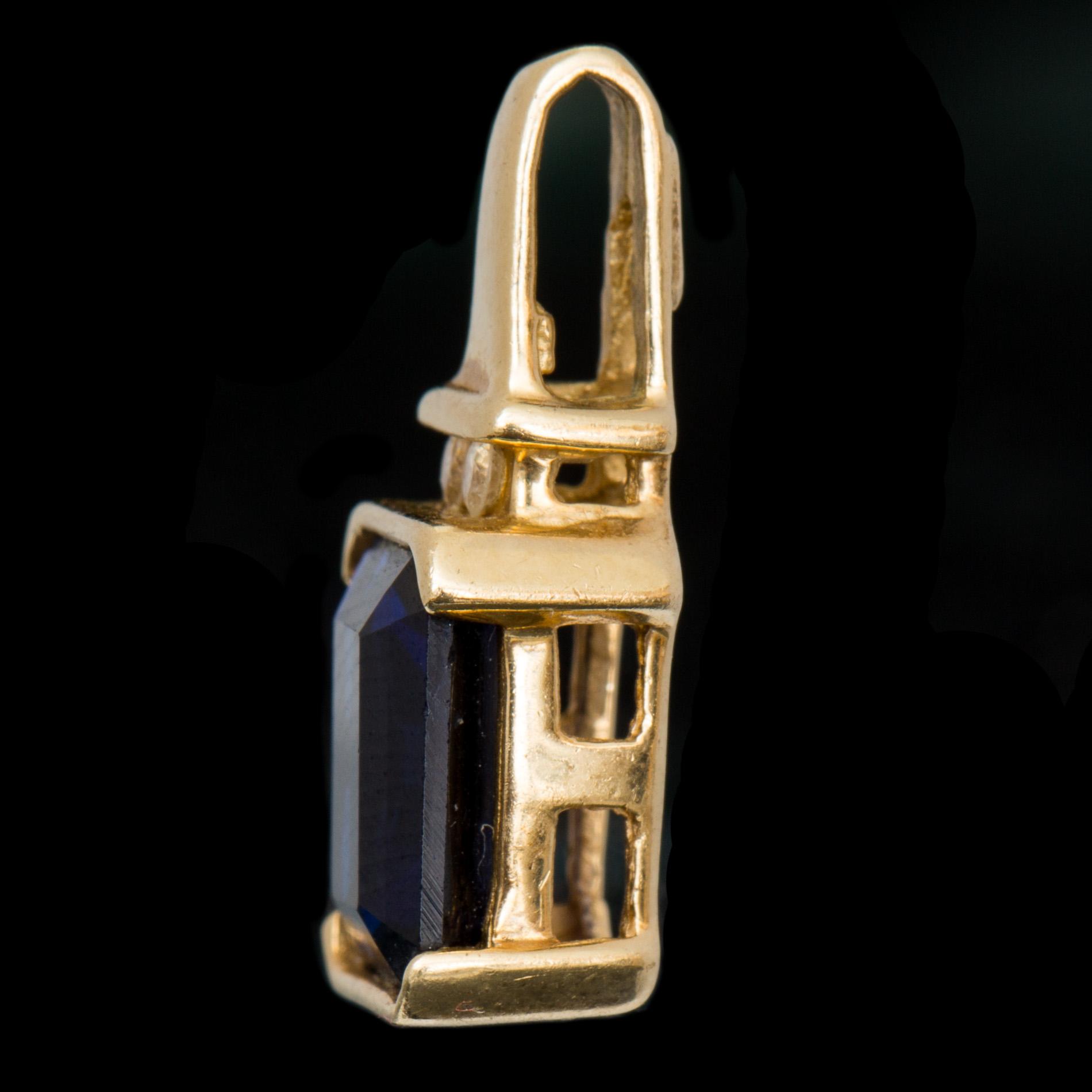 HÄNGE, 10 k guld med safir samt briljantslipade diamanter. Vikt ca 1 g.