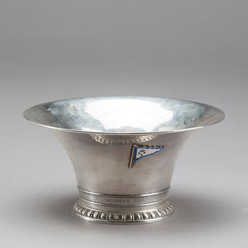 SKÅL PÅ FOT, silver, C G Hallberg, Stockholm 1923. Med Kungliga Segelsällskapet KSSS emblem. Vikt c:a 320 g.
