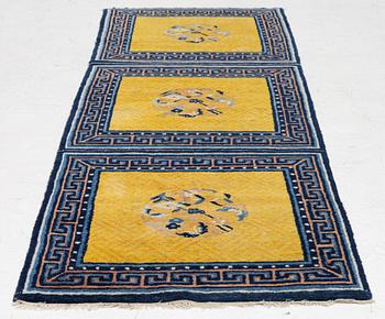 Matta, semiantik, Kina, ca 205 x 69 cm.