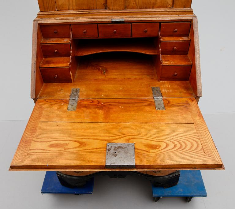 SNEDKLAFFSKÅP, rokoko, 1700-tal.