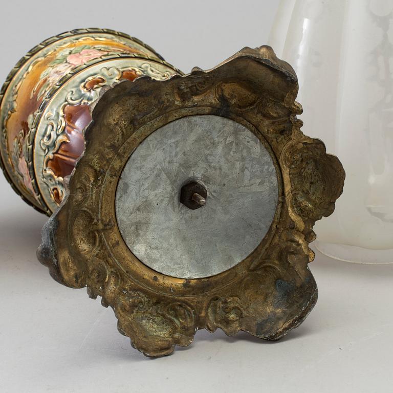 FOTOGENLAMPA, majolika, omkring 1900.