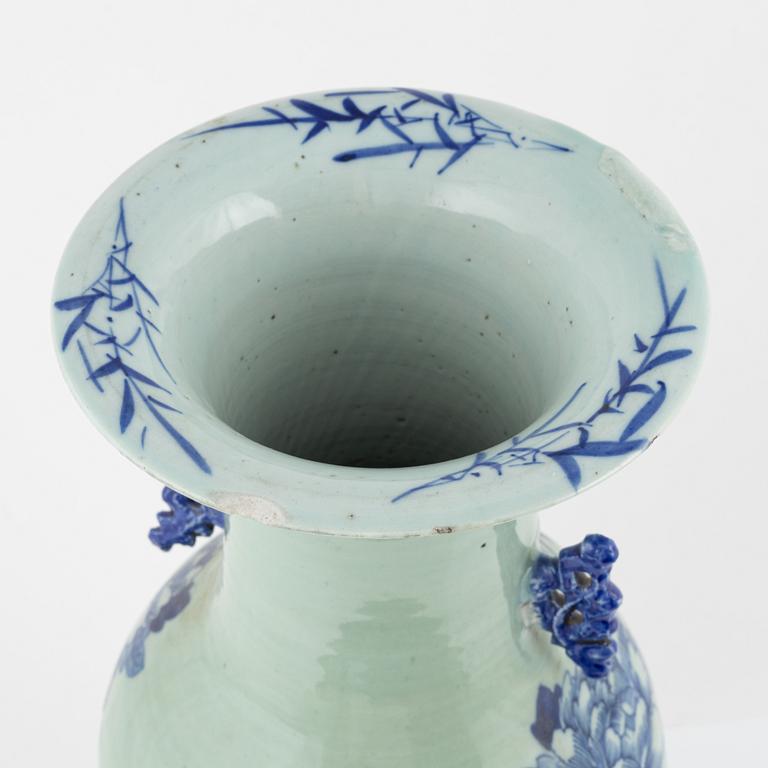 A large Chinese porcelain vase, late 19th century.
