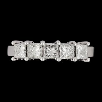 RING, 18 k vitguld med 5 prinsesslipade diamanter totalt ca 1.00 ct. Vikt 4,1 g.