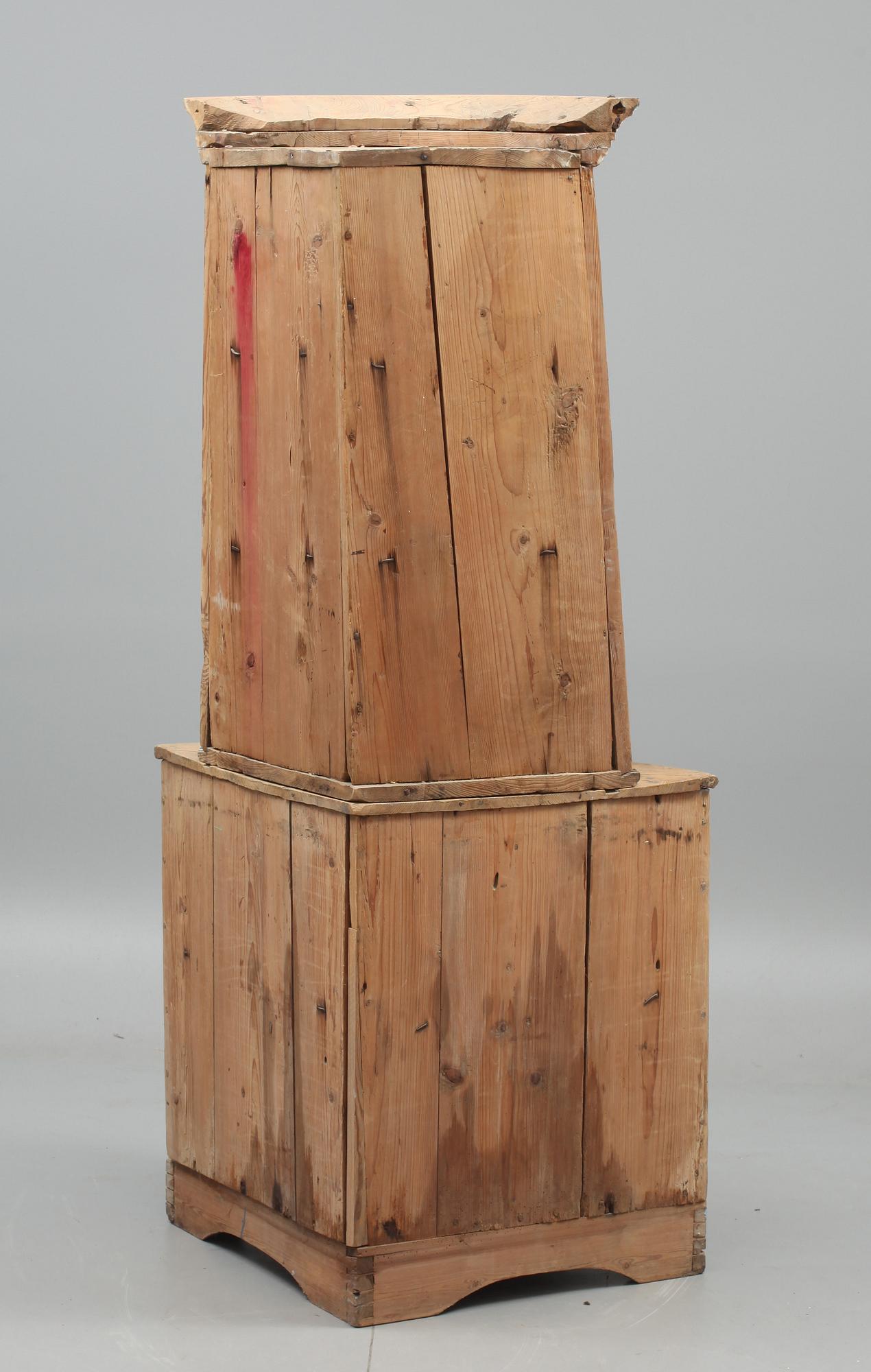 HÖRNSKÅP, allmoge. 1800-tal.