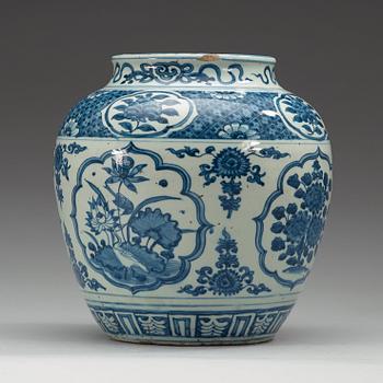 A blue and white jar, Ming dynasty, Wanli (1572-1620).