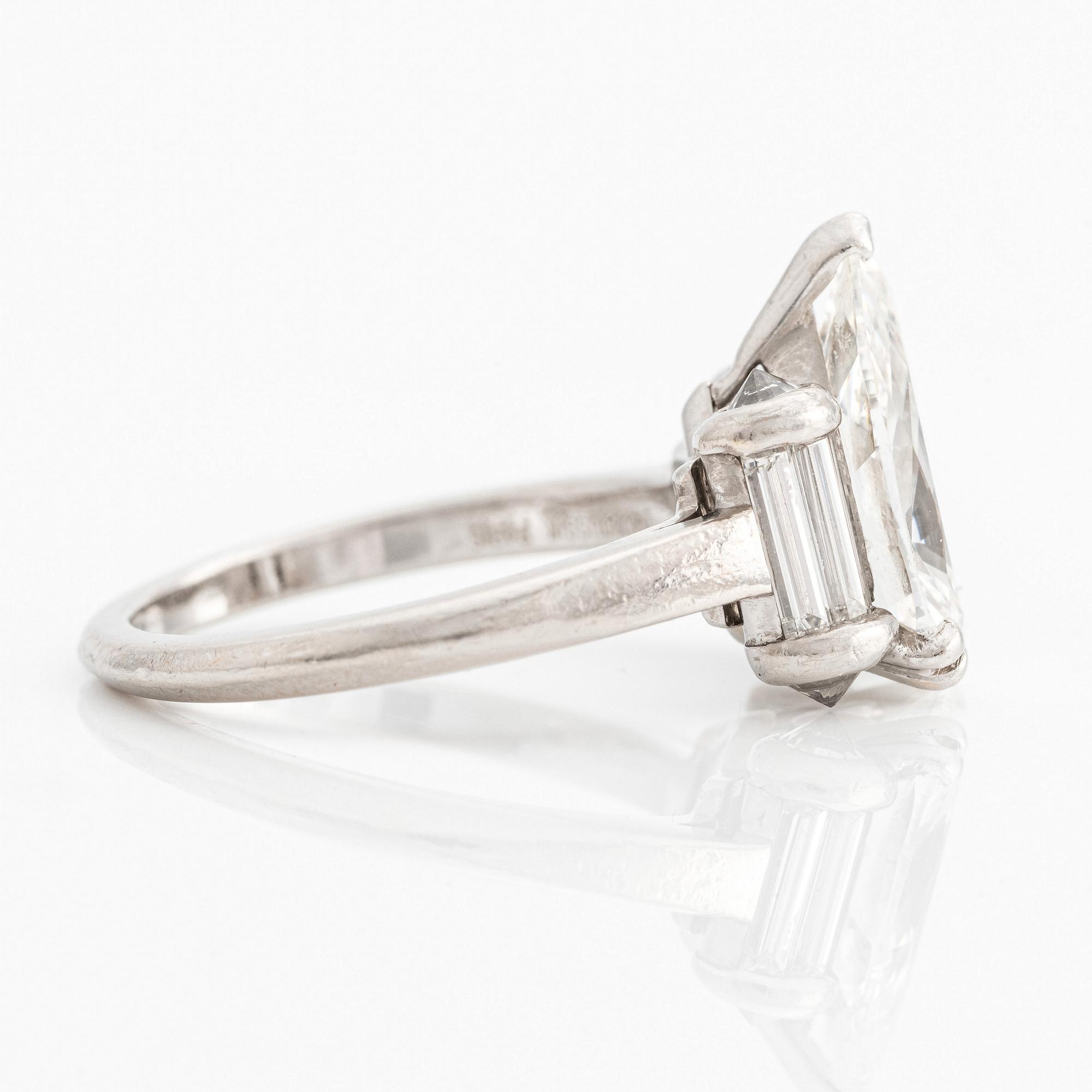 Mauboussin ring platina med en droppformad diamant ca 2.50 ct.
